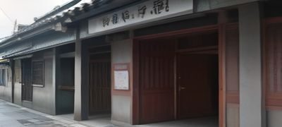香港旧式唱片行与录像带出租店内部，货架上摆满港片录像带，暖黄灯光下充满怀旧气息，与叶子楣三级片的时代背景相符